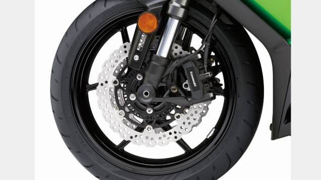 Detalhe da roda dianteira | <a href="https://quatrorodas.abril.com.br/moto/noticias/kawasaki-lanca-ninja-1000-tourer-abs-salao-duas-rodas-756465.shtml" rel="migration">Leia mais</a> Detalhe da roda dianteira | <a href="https://quatrorodas.abril.com.br/moto/noticias/kawasaki-lanca-ninja-1000-tourer-abs-salao-duas-rodas-756465.shtml" rel="migration">Leia mais</a>