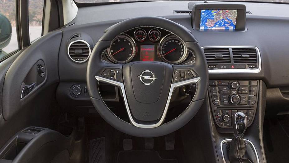 Ele também vem equipado com a nova geração do sistema multimídia IntelliLink, com tela sensível ao toque de 7 polegadas | <a href="https://quatrorodas.abril.com.br/noticias/fabricantes/opel-revela-facelift-meriva-756548.shtml" rel="migration">Leia mais</a>