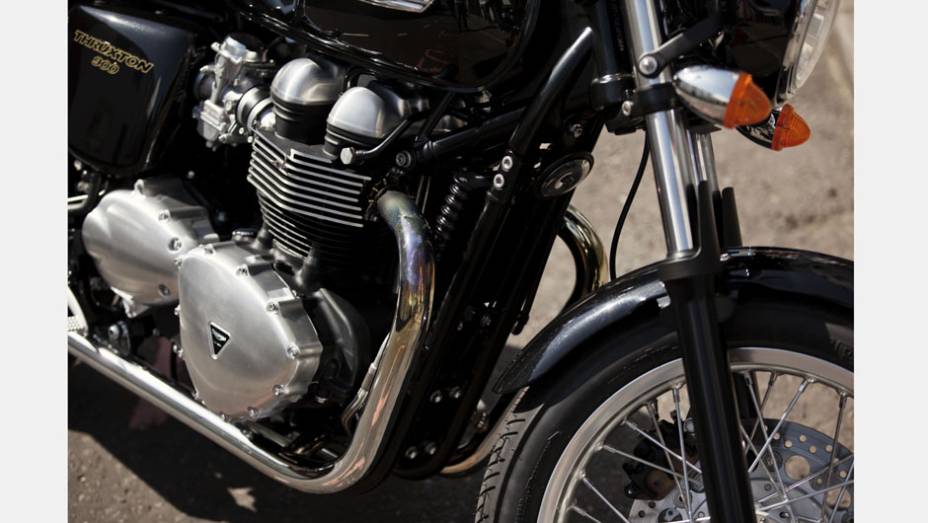 Motor de 865 cc, mesmo que equipa a Boneville T100, entrega 69 cavalos de potência a 7400 rpm | <a href="https://quatrorodas.abril.com.br/moto/noticias/triumph-revela-lancamentos-salao-duas-rodas-756393.shtml" rel="migration">Leia mais</a>