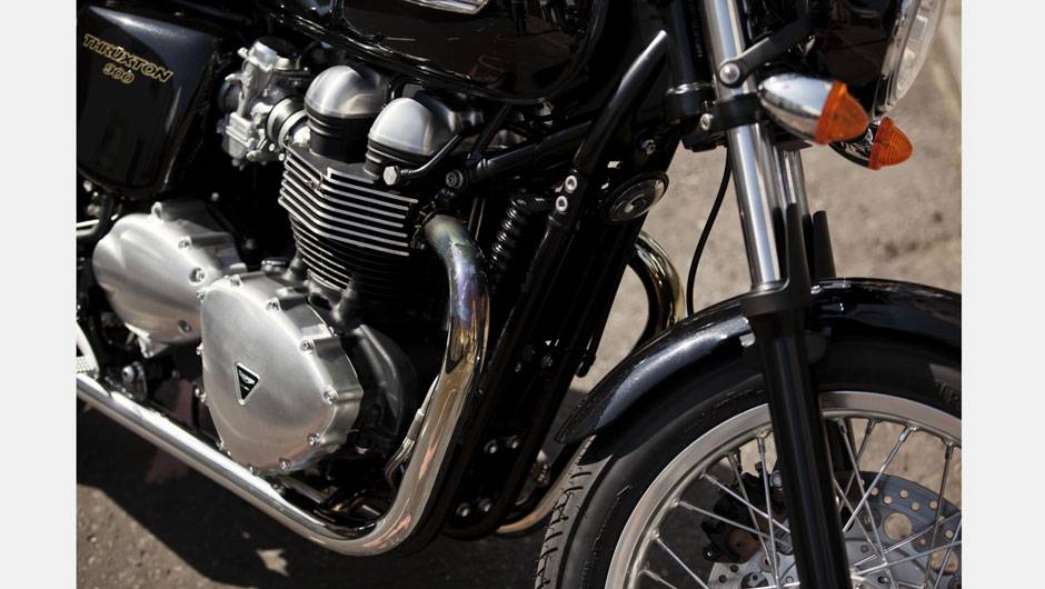 Motor de 865 cc, mesmo que equipa a Boneville T100, entrega 69 cavalos de pot&ecirc;ncia a 7400 rpm | <a href="https://quatrorodas.abril.com.br/moto/noticias/triumph-revela-lancamentos-salao-duas-rodas-756393.shtml" rel="migration">Leia mais</a>