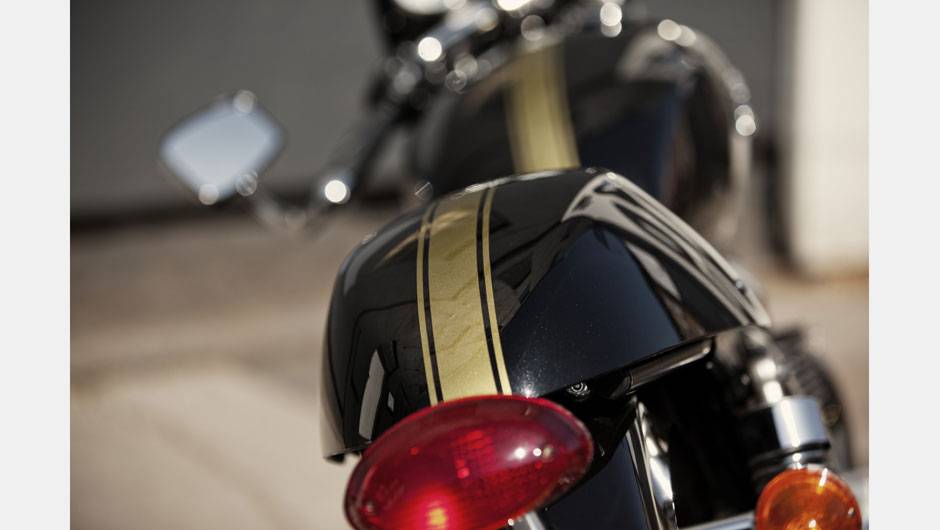 Modelo ser&aacute; vendido por 31 900 reais | <a href="https://quatrorodas.abril.com.br/moto/noticias/triumph-revela-lancamentos-salao-duas-rodas-756393.shtml" rel="migration">Leia mais</a>