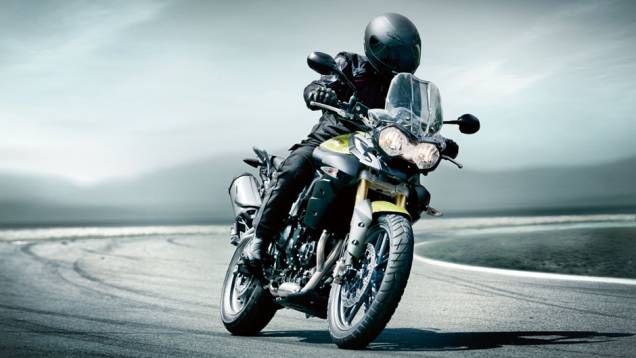 Motocicleta tamb;em conta com freios ABS de série | <a href="https://quatrorodas.abril.com.br/moto/noticias/triumph-revela-lancamentos-salao-duas-rodas-756393.shtml" rel="migration">Leia mais</a>