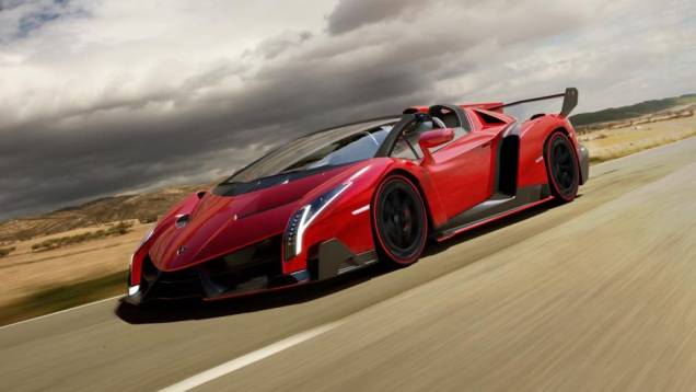 A motorização será a mesma do coupé: 6.5 V12, oferecendo 740 cavalos de potência | <a href="https://quatrorodas.abril.com.br/noticias/fabricantes/surgem-primeiras-imagens-lamborghini-veneno-roadster-757482.shtml" rel="migration">Leia mais</a>