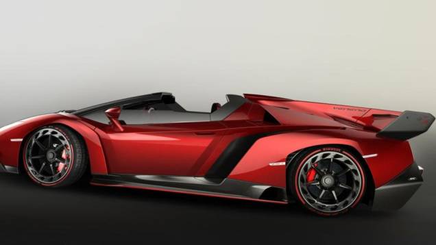 A Veneno Roadster é capaz de acelerar de 0 a 100 km/h em 2,9 segundos e alcança a velocidade máxima de 355 km/h | <a href="https://quatrorodas.abril.com.br/noticias/fabricantes/surgem-primeiras-imagens-lamborghini-veneno-roadster-757482.shtml" rel="migration">Leia mais</a>