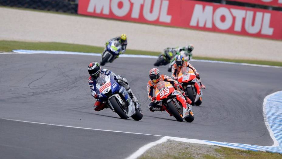 Assim, a etapa passou de 26 para apenas 19 voltas, com uma parada obrigatória nos boxes para cada piloto | <a href="https://quatrorodas.abril.com.br/moto/noticias/motogp-lorenzo-vence-embola-campeonato-757595.shtml" rel="migration">Leia mais</a>