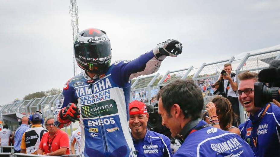 Lorenzo, assim, não teve a resistência do rival nas voltas finais e venceu com tranquilidade| <a href="https://quatrorodas.abril.com.br/moto/noticias/motogp-lorenzo-vence-embola-campeonato-757595.shtml" rel="migration">Leia mais</a>