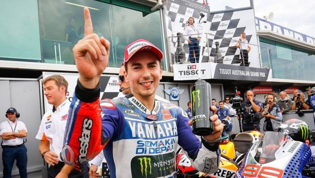 A liderança do novato passou de 43 para apenas 18 pontos | <a href="https://quatrorodas.abril.com.br/moto/noticias/motogp-lorenzo-vence-embola-campeonato-757595.shtml" rel="migration">Leia mais</a>