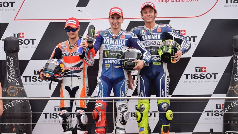 Dani Pedrosa (Repsol Honda Team) aproveitou a brecha e finalizou a prova no segundo lugar. Valentino Rossi (Yamaha Factory Racing) fechou o pódio | <a href="https://quatrorodas.abril.com.br/moto/noticias/motogp-lorenzo-vence-embola-campeonato-757595.shtml" rel="migration"></a>