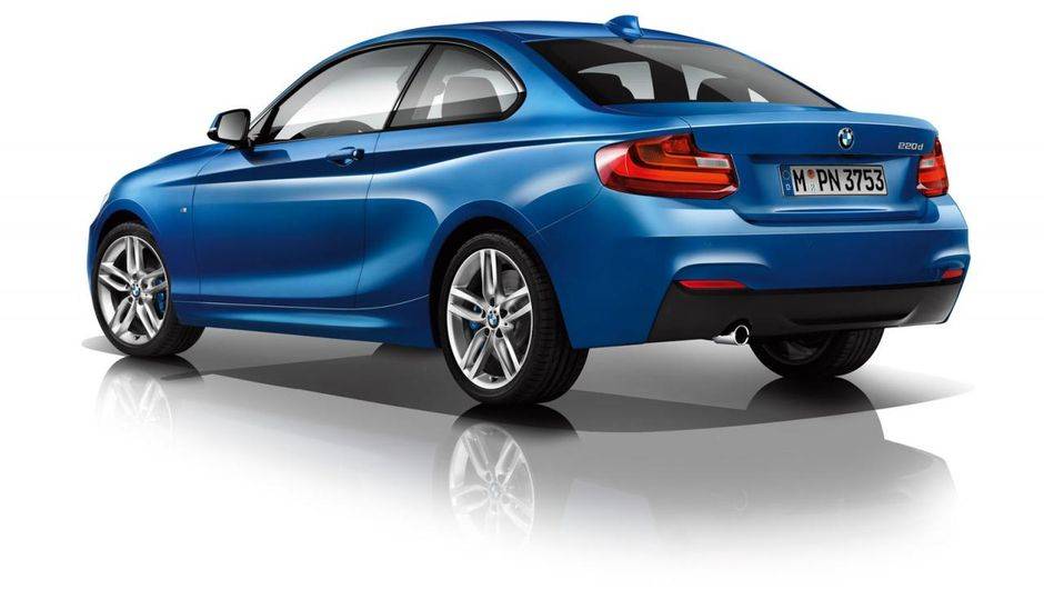 A 220d (2.0, 184 cv e 38,7 kgfm) acelera de 0 a 100 km/h em 7,2s e obt&eacute;m m&aacute;xima de 230 km/h | <a href="https://quatrorodas.abril.com.br/noticias/fabricantes/bmw-revela-serie-2-completo-758127.shtml" rel="migration">Leia mais</a>