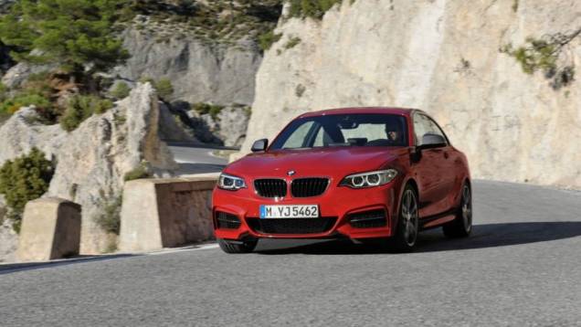 A BMW apresentou oficialmente a nova Série 2 | <a href="https://quatrorodas.abril.com.br/noticias/fabricantes/bmw-revela-serie-2-completo-758127.shtml" rel="migration">Leia mais</a> A BMW apresentou oficialmente a nova Série 2 | <a href="https://quatrorodas.abril.com.br/noticias/fabricantes/bmw-revela-serie-2-completo-758127.shtml" rel="migration">Leia mais</a>