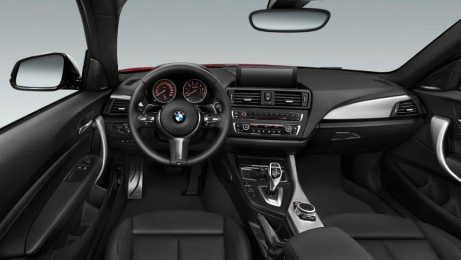 Outro opcional é a tela do sistema iDrive de 6,5 ou 8,8 polegadas | <a href="https://quatrorodas.abril.com.br/noticias/fabricantes/bmw-revela-serie-2-completo-758127.shtml" rel="migration">Leia mais</a>