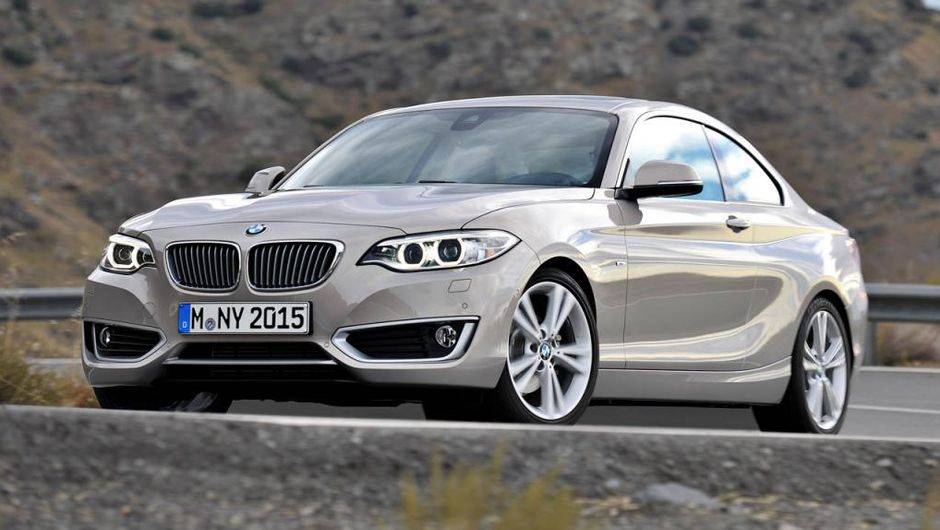 A 220i vem equipada com motor 2.0 TwinPower Turbo (gasolina), que entrega 184 cavalos de pot&ecirc;ncia e 27,5 kgfm de torque | <a href="https://quatrorodas.abril.com.br/noticias/fabricantes/bmw-revela-serie-2-completo-758127.shtml" rel="migration">Leia mais</a>