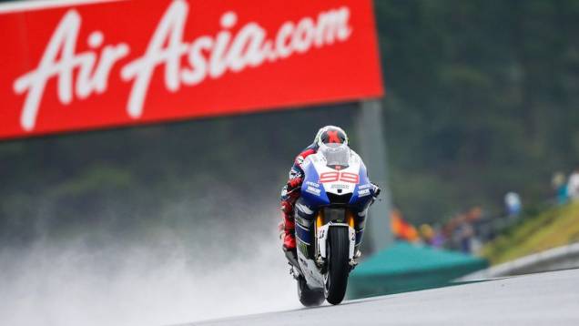 Depois de muitos problemas, a MotoGP conseguiu disputar seu treino classificatório para o GP do Japão, na pista de Motegi. Quem se deu bem foi Jorge Lorenzo | <a href="https://quatrorodas.abril.com.br/moto/noticias/motogp-lorenzo-voa-pole-japao-758277.sht" rel="migration"></a>