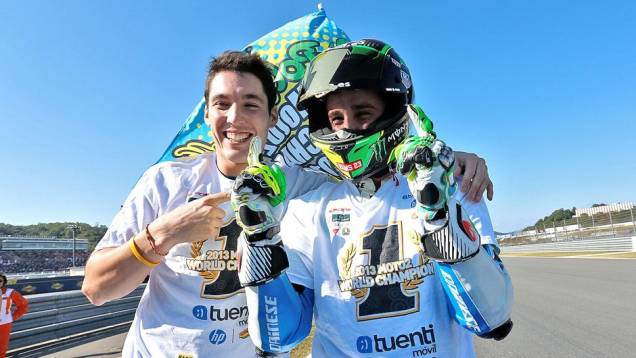 O espanhol venceu em Motegi e contou com o abandono do rival direto na temporada, Scott Redding, para faturar o título antecipado | <a href="https://quatrorodas.abril.com.br/moto/noticias/motogp-definicao-titulo-fica-ultima-prova-758422.shtml" rel="migration">Leia mais</a>