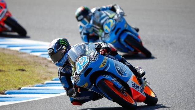 Na Moto3, Álex Marquez foi o vitorioso | <a href="https://quatrorodas.abril.com.br/moto/noticias/motogp-definicao-titulo-fica-ultima-prova-758422.shtml" rel="migration">Leia mais</a>