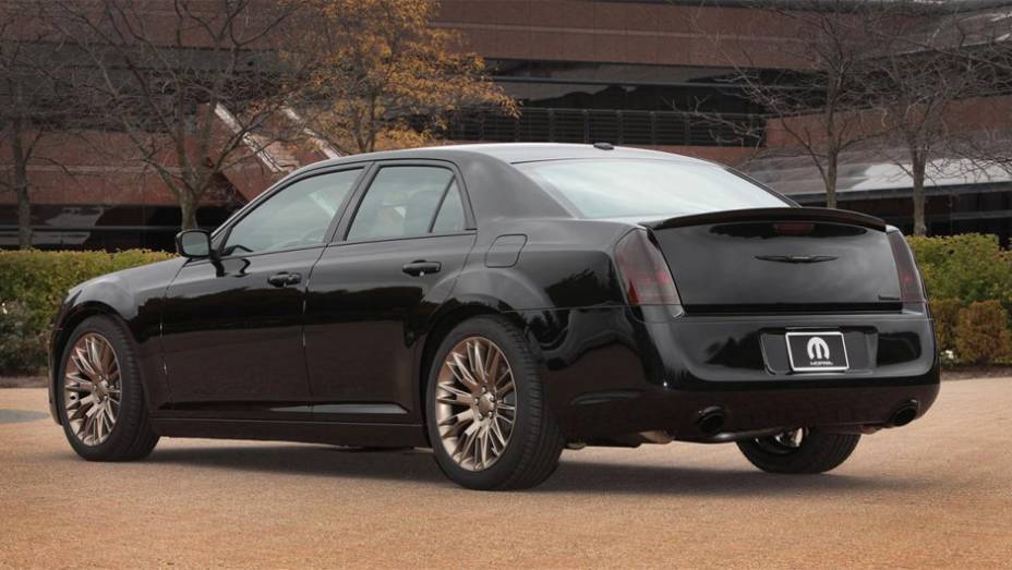 Chrysler 300S 2014 | <a href="https://quatrorodas.abril.com.br/noticias/fabricantes/chrysler-revela-cinco-modelos-sema-show-758764.shtml" rel="migration">Leia mais</a>