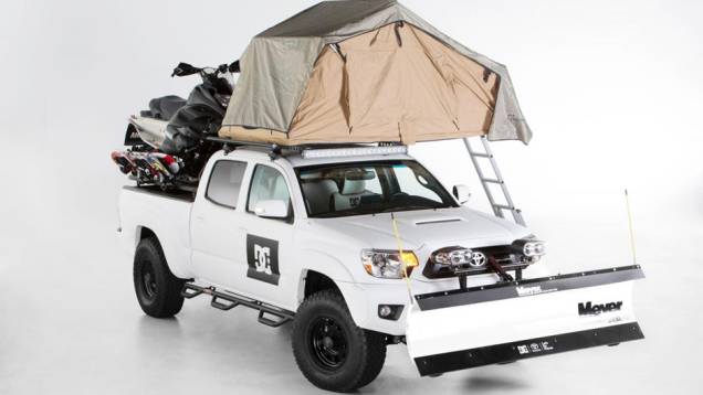 Toyota Tacoma DC Shoes | <a href="https://quatrorodas.abril.com.br/noticias/fabricantes/toyota-levara-conceitos-rali-aventura-ao-sema-show-758949.shtml" rel="migration">Leia mais</a>