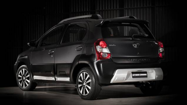 Modelo ganhou adereços aventureiros | <a href="https://quatrorodas.abril.com.br/carros/lancamentos/toyota-etios-cross-759424.shtml" rel="migration">Leia mais</a>