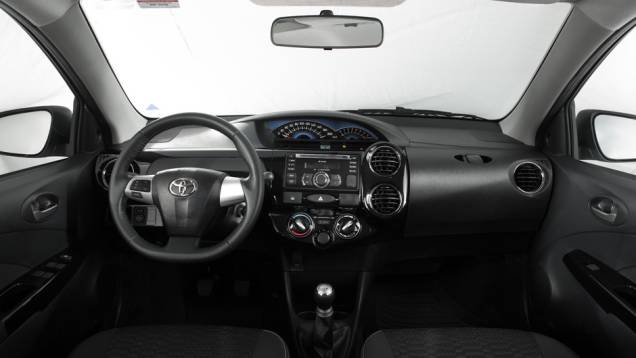 No interior, o Etios Cross mostra o painel Total Black, com velocímetro e tacômetro com grafia Black & Blue | <a href="https://quatrorodas.abril.com.br/carros/lancamentos/toyota-etios-cross-759424.shtml" rel="migration">Leia mais</a>