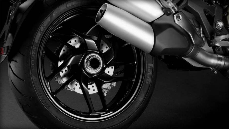 Motocicleta está equipada com freios ABS Bosch com pinças Brembo | <a href="https://quatrorodas.abril.com.br/moto/noticias/ducati-revela-monster-1200-2014-759325.shtml" rel="migration">Leia mais</a>