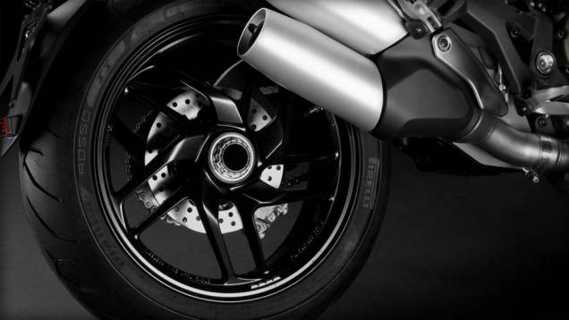 Motocicleta está equipada com freios ABS Bosch com pinças Brembo | <a href="https://quatrorodas.abril.com.br/moto/noticias/ducati-revela-monster-1200-2014-759325.shtml" rel="migration">Leia mais</a>