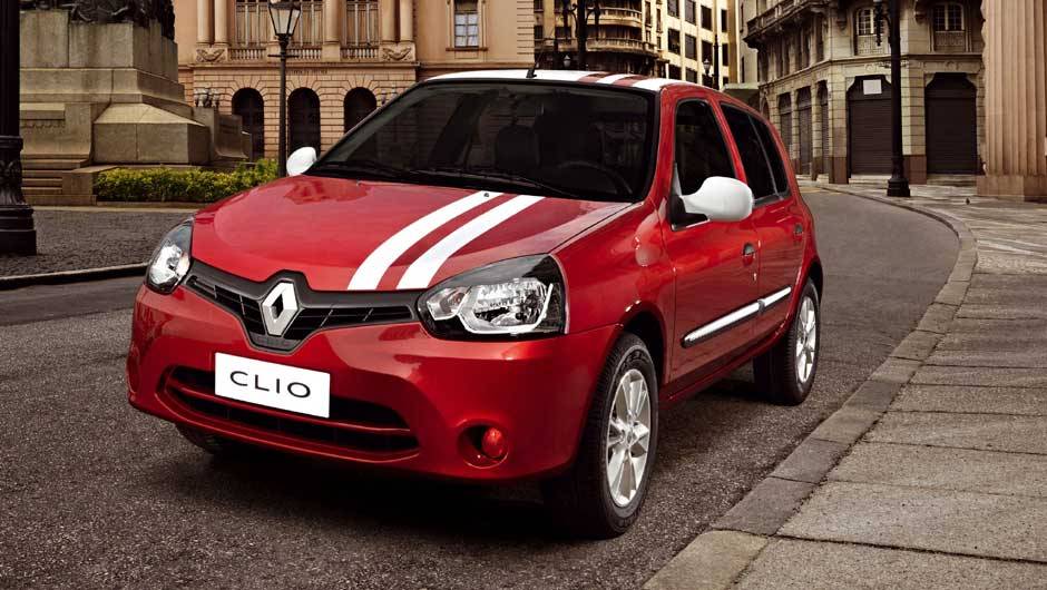 Novo ele n&atilde;o &eacute; tanto assim: o Clio passou por mais uma reestiliza&ccedil;&atilde;o | <a href="https://quatrorodas.abril.com.br/carros/lancamentos/renault-clio-2013-717925.shtml" rel="migration">Leia mais</a>