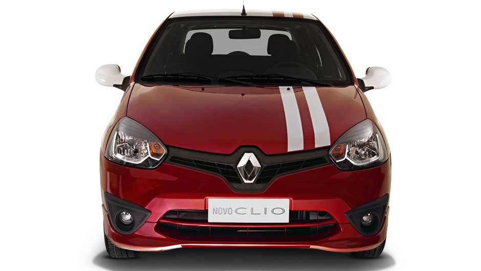 A nova dianteira n&atilde;o consegue disfar&ccedil;ar o peso da idade do projeto, lan&ccedil;ado no Brasil no fim dos anos 90 | <a href="https://quatrorodas.abril.com.br/carros/lancamentos/renault-clio-2013-717925.shtml" rel="migration">Leia mais</a>