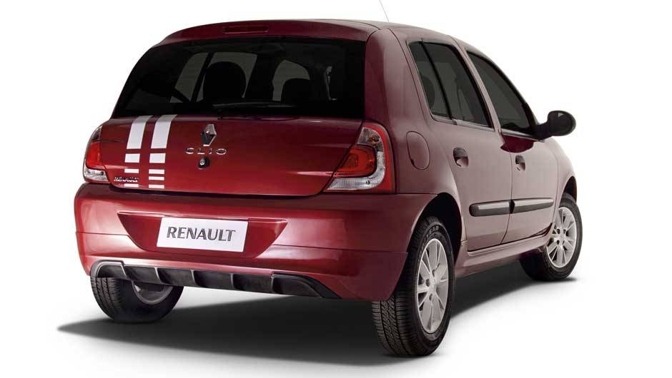 Na parte traseira, apenas as lanternas ganharam novos refletores | <a href="https://quatrorodas.abril.com.br/carros/lancamentos/renault-clio-2013-717925.shtml" rel="migration">Leia mais</a>