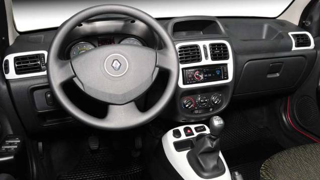 Interior se manteve quase sem mudanças, ficando mais envelhecido frente aos rivais | <a href="https://quatrorodas.abril.com.br/carros/lancamentos/renault-clio-2013-717925.shtml" rel="migration">Leia mais</a>