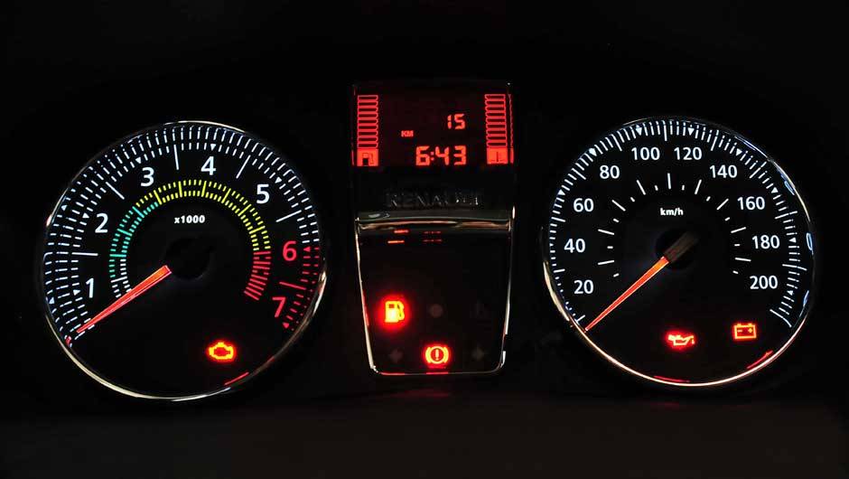 Quadro de instrumentos emprestado do Sandero oferece f&aacute;cil leitura | <a href="https://quatrorodas.abril.com.br/carros/lancamentos/renault-clio-2013-717925.shtml" rel="migration">Leia mais</a>