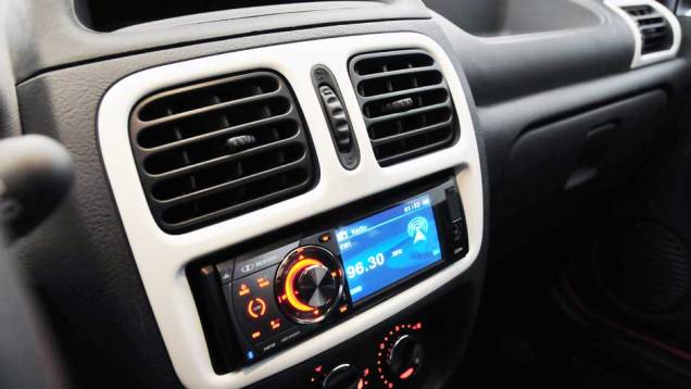 Detalhes no console central podem ser personalizados; preços do novo Clio partem de R$ 23.290 | <a href="https://quatrorodas.abril.com.br/carros/lancamentos/renault-clio-2013-717925.shtml" rel="migration">Leia mais</a>