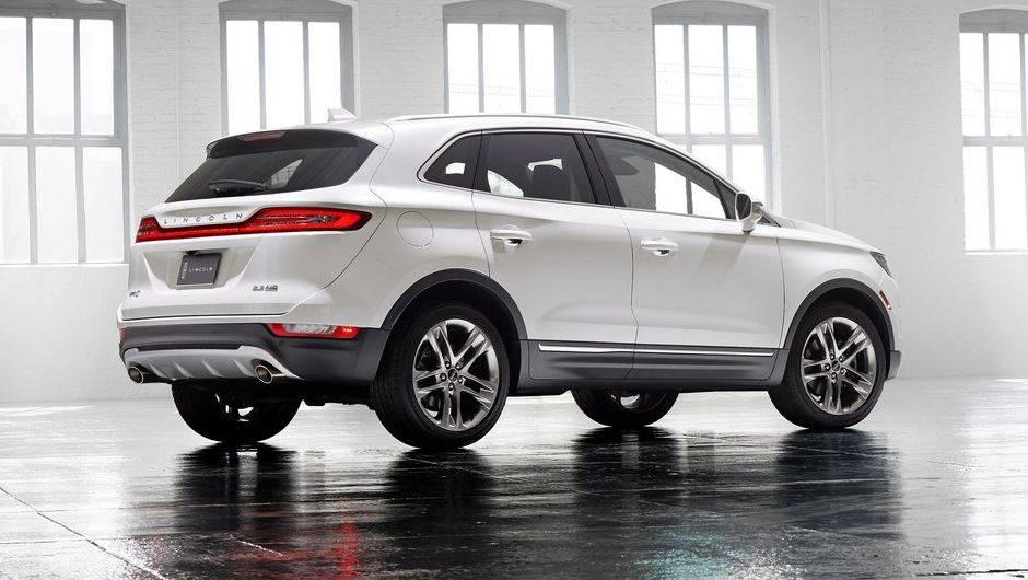 O MKC tem grade frontal dividida, lanternas que seguem o padr&atilde;o do Dodge Dart, espalhando-se por toda a traseira, e interior refinado | <a href="https://quatrorodas.abril.com.br/noticias/fabricantes/lincoln-mkc-apresentado-760137.shtml" rel="migration">Leia mais</a>