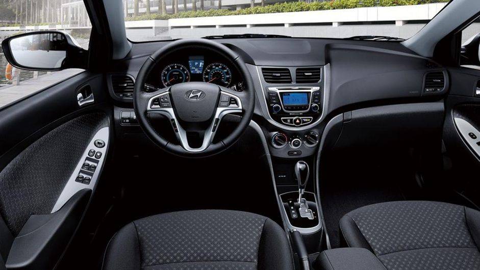 Al&eacute;m disso, a vers&atilde;o de entrada teve o sistema de &aacute;udio atualizado, com melhoria na fun&ccedil;&atilde;o de reconhecimento de voz | <a href="https://quatrorodas.abril.com.br/noticias/fabricantes/hyundai-mostra-accent-2014-760458.shtml" rel="migration">Leia mais</a>