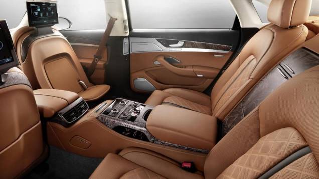 O desenho das partes centrais de encosto e assento é em formato de diamantes | <a href="https://quatrorodas.abril.com.br/noticias/fabricantes/audi-produzira-a8-exclusive-760263.shtml" rel="migration">Leia mais</a> O desenho das partes centrais de encosto e assento é em formato de diamantes | <a href="https://quatrorodas.abril.com.br/noticias/fabricantes/audi-produzira-a8-exclusive-760263.shtml" rel="migration">Leia mais</a>