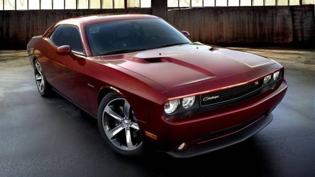 Já o Challenger possui as mesmas modificações na grade frontal e as mesmas rodas de 20 polegadas | <a href="https://quatrorodas.abril.com.br/noticias/saloes/los-angeles-2013/dodge-celebra-centenario-edicao-especial-charger-challenger-760678.shtml" rel="migration">Leia mai</a> Já o Challenger possui as mesmas modificações na grade frontal e as mesmas rodas de 20 polegadas | <a href="https://quatrorodas.abril.com.br/noticias/saloes/los-angeles-2013/dodge-celebra-centenario-edicao-especial-charger-challenger-760678.shtml" rel="migration">Leia mai</a>