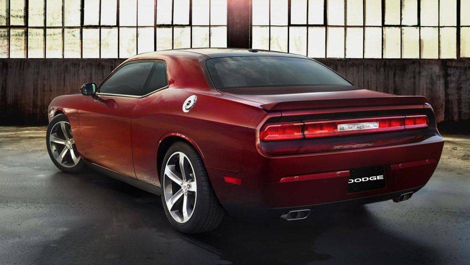Os motores dispon&iacute;veis s&atilde;o os mesmos, com leve modifica&ccedil;&atilde;o nas especifica&ccedil;&otilde;es (305 e 375 cv, respectivamente) | <a href="https://quatrorodas.abril.com.br/noticias/saloes/los-angeles-2013/dodge-celebra-centenario-edicao-especial-charger-challenger-760678.sh" rel="migration"></a>