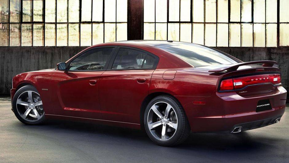 O motor pode ser o 3.6 V6 de 300 cavalos de pot&ecirc;ncia ou o 5.7 V8 de 370 cv | <a href="https://quatrorodas.abril.com.br/noticias/saloes/los-angeles-2013/dodge-celebra-centenario-edicao-especial-charger-challenger-760678.shtml" rel="migration">Leia mais</a>