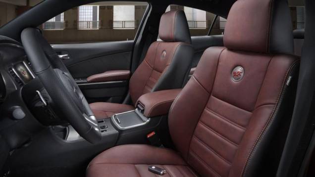 ... e revestimento interno em couro Nappa vermelho ou preto | <a href="https://quatrorodas.abril.com.br/noticias/saloes/los-angeles-2013/dodge-celebra-centenario-edicao-especial-charger-challenger-760678.shtml" rel="migration">Leia mais</a> ... e revestimento interno em couro Nappa vermelho ou preto | <a href="https://quatrorodas.abril.com.br/noticias/saloes/los-angeles-2013/dodge-celebra-centenario-edicao-especial-charger-challenger-760678.shtml" rel="migration">Leia mais</a>