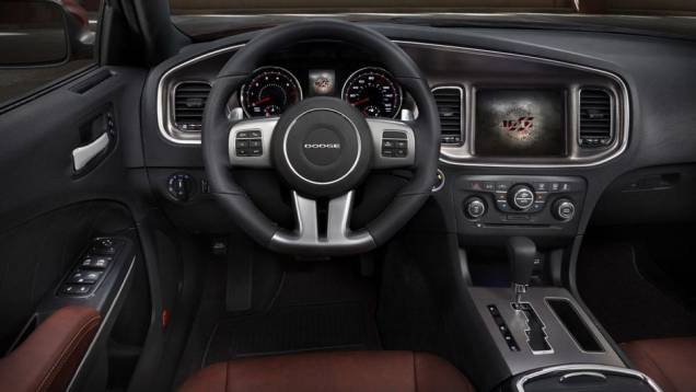 Por dentro, tem bancos esportivos, volante com base achatada, tapetes especiais e insígnia 100th Anniversary... | <a href="https://quatrorodas.abril.com.br/noticias/saloes/los-angeles-2013/dodge-celebra-centenario-edicao-especial-charger-challenger-760678." rel="migration"></a> Por dentro, tem bancos esportivos, volante com base achatada, tapetes especiais e insígnia 100th Anniversary... | <a href="https://quatrorodas.abril.com.br/noticias/saloes/los-angeles-2013/dodge-celebra-centenario-edicao-especial-charger-challenger-760678." rel="migration"></a>