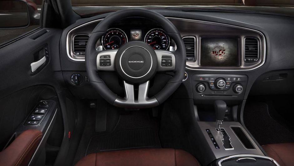 Por dentro, tem bancos esportivos, volante com base achatada, tapetes especiais e ins&iacute;gnia 100th Anniversary... | <a href="https://quatrorodas.abril.com.br/noticias/saloes/los-angeles-2013/dodge-celebra-centenario-edicao-especial-charger-challenger-760678." rel="migration"></a>