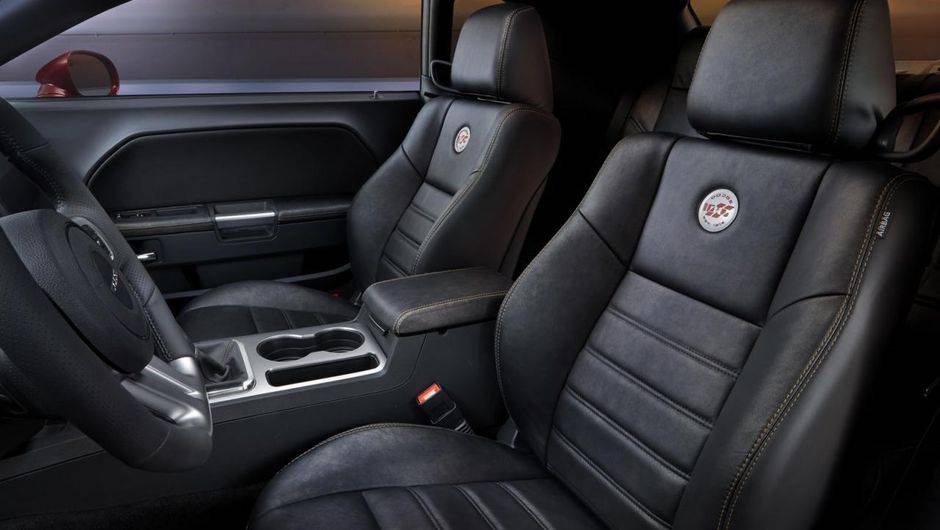 Ele mant&eacute;m as op&ccedil;&otilde;es de revestimento interno. Nesse caso, tamb&eacute;m &eacute; introduzido o sistema de som Boston Acoustics | <a href="https://quatrorodas.abril.com.br/noticias/saloes/los-angeles-2013/dodge-celebra-centenario-edicao-especial-charger-challenger-760678" rel="migration"></a>