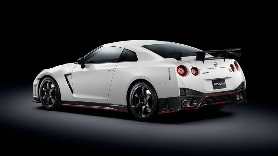 O GT-R preparado pela Nismo utiliza um motor biturbo V6 3.8 melhorado que agora desenvolve 595 cavalos de potência e 66,3 mkgf de torque | <a href="https://quatrorodas.abril.com.br/noticias/saloes/toquio-2013/primeiros-detalhes-novo-nissan-gt-r-nismo-surge" rel="migration"></a>