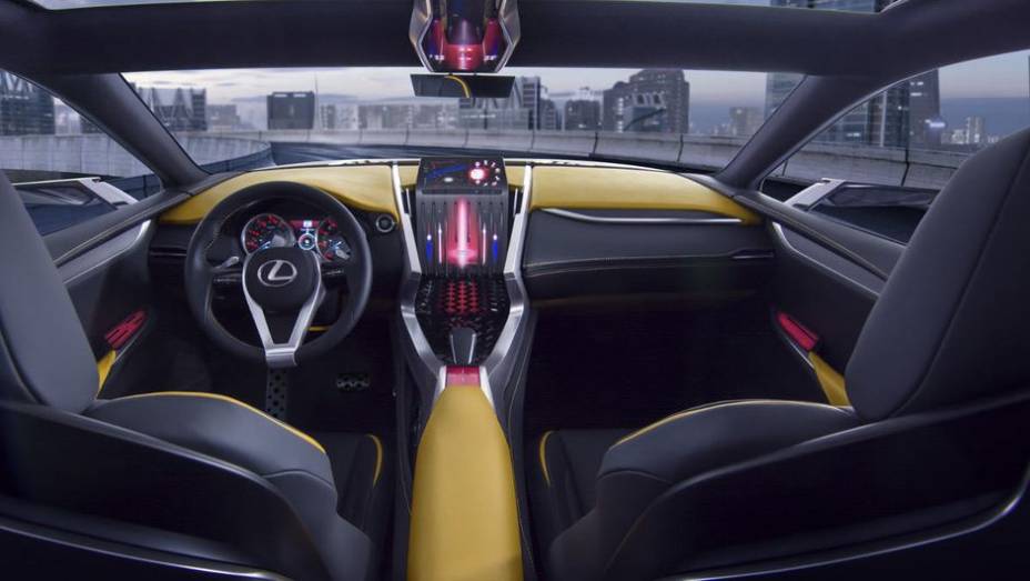 O modelo também tem centro de gravidade mais baixo do que o LF-NX concept anterior, além de apresentar spoiler dianteiro inferior e cabine com touchpad | <a href="https://quatrorodas.abril.com.br/noticias/fabricantes/lexus-lf-nx-turbo-sera-mostrado-toquio-" rel="migration"></a>