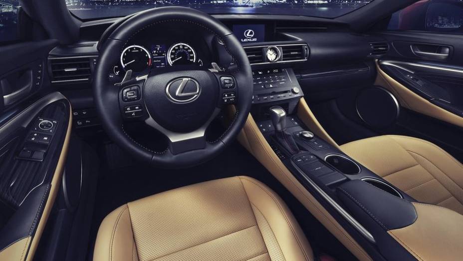 O interior também é baseado nos protótipos mais recentes mostrados pela Lexus, com o mesmo nível elevado de acabamento visto nos sedãs da marca | <a href="https://quatrorodas.abril.com.br/noticias/saloes/toquio-2013/lexus-mostra-cupe-rc-759175.shtml" rel="migration">Leia</a>