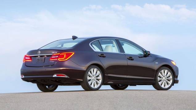 Não há alterações de design em relação ao RLX convencional | <a href="https://quatrorodas.abril.com.br/noticias/saloes/los-angeles-2013/acura-mostra-rlx-sport-hybrid-760632.shtml" rel="migration">Leia mais</a>