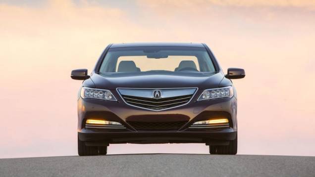 O motor a combustão é o 3.5 V6, que trabalha em conjunto com dois motores elétricos traseiros | <a href="https://quatrorodas.abril.com.br/noticias/saloes/los-angeles-2013/acura-mostra-rlx-sport-hybrid-760632.shtml" rel="migration">Leia mais</a>