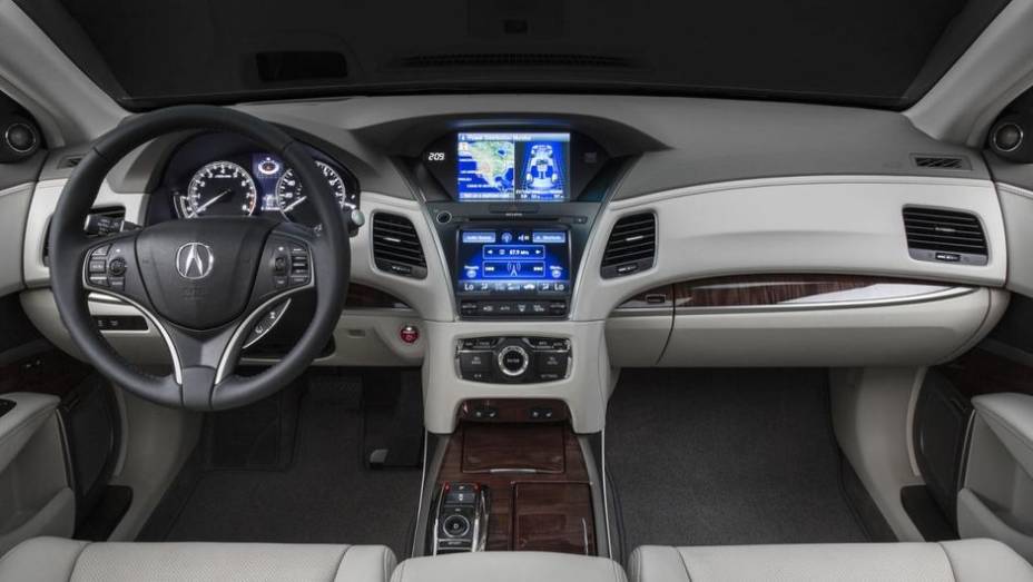 Internamente, o Sport Hybrid apresenta seletor eletrônico de marchas e central multimídia com tela de sete polegadas e sistema Acuralink de conectividade | <a href="http://quatrorodas.abril.com.br/noticias/saloes/los-angeles-2013/acura-mostra-rlx-sport-hy" rel="migration"></a>
