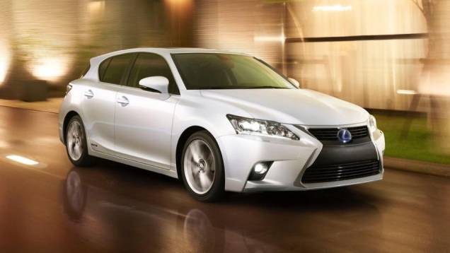 A Lexus mostrou as primeiras fotos do modelo 2014 do híbrido CT 200h | <a href="https://quatrorodas.abril.com.br/noticias/fabricantes/lexus-revela-primeiras-imagens-ct-200h-2014-760057.shtml" rel="migration">Leia mais</a> A Lexus mostrou as primeiras fotos do modelo 2014 do híbrido CT 200h | <a href="https://quatrorodas.abril.com.br/noticias/fabricantes/lexus-revela-primeiras-imagens-ct-200h-2014-760057.shtml" rel="migration">Leia mais</a>