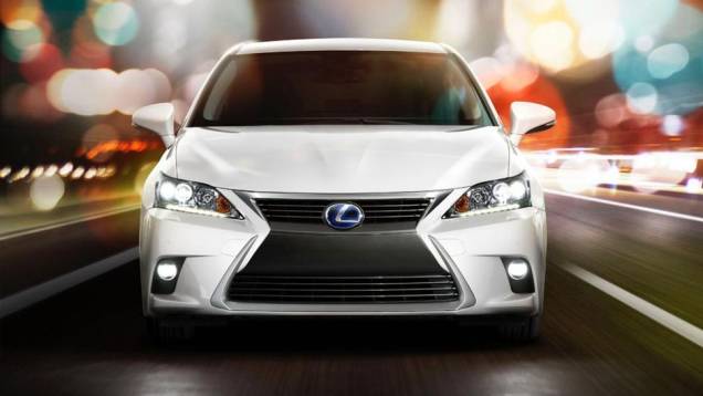 Ele ganhou novo desenho da grade frontal, com base mais larga no para-choque... | <a href="https://quatrorodas.abril.com.br/noticias/fabricantes/lexus-revela-primeiras-imagens-ct-200h-2014-760057.shtml" rel="migration">Leia mais</a> Ele ganhou novo desenho da grade frontal, com base mais larga no para-choque... | <a href="https://quatrorodas.abril.com.br/noticias/fabricantes/lexus-revela-primeiras-imagens-ct-200h-2014-760057.shtml" rel="migration">Leia mais</a>