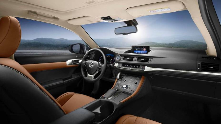 Por dentro, o volante foi reformulado e o painel de instrumentos tem tela de 4,2 polegadas | <a href="https://quatrorodas.abril.com.br/noticias/fabricantes/lexus-revela-primeiras-imagens-ct-200h-2014-760057.shtml" rel="migration">Leia mais</a>